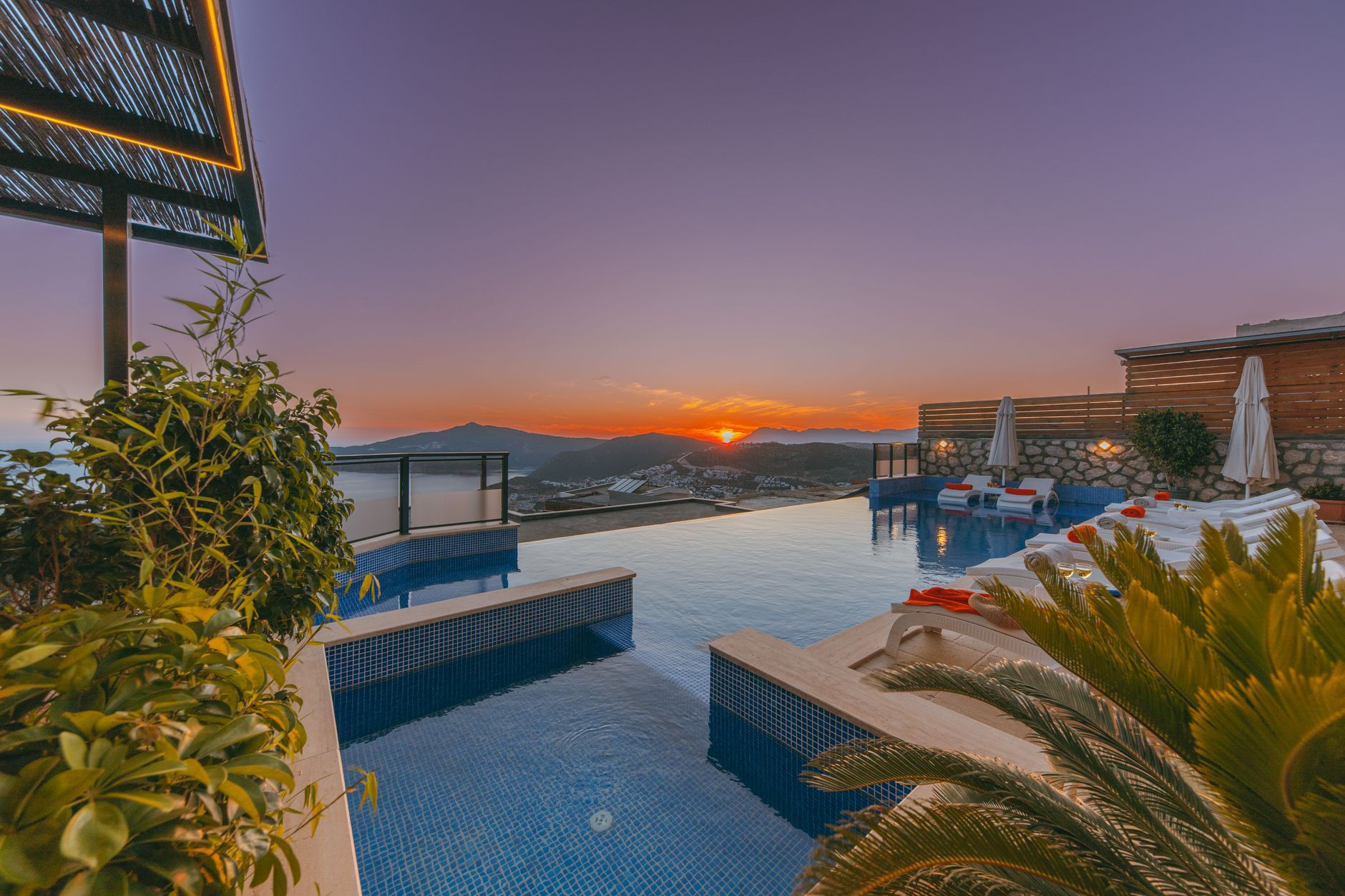Aurelia House infinity pool at sunset